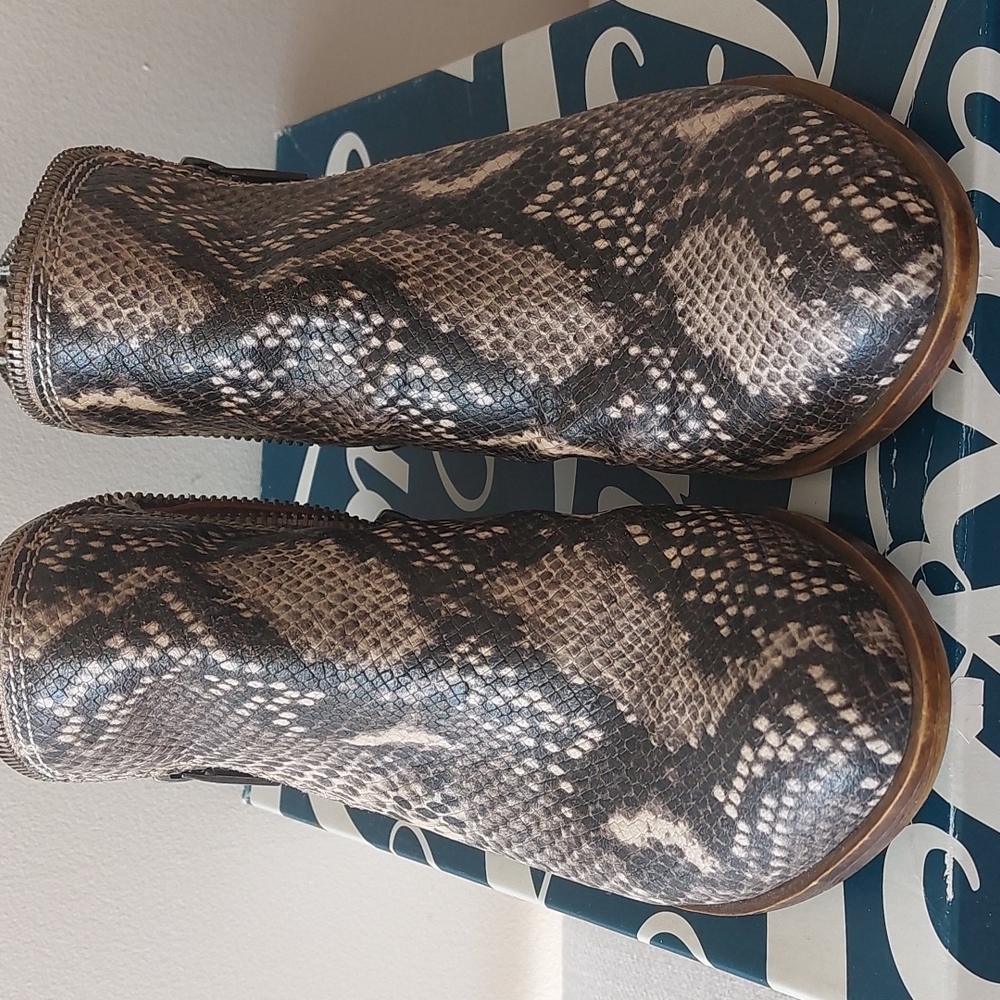 LUCKY Booties